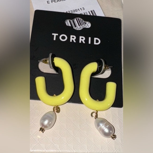 Torrid NWT E Pearl Yellow Hoop Post Earrings - Picture 2 of 7